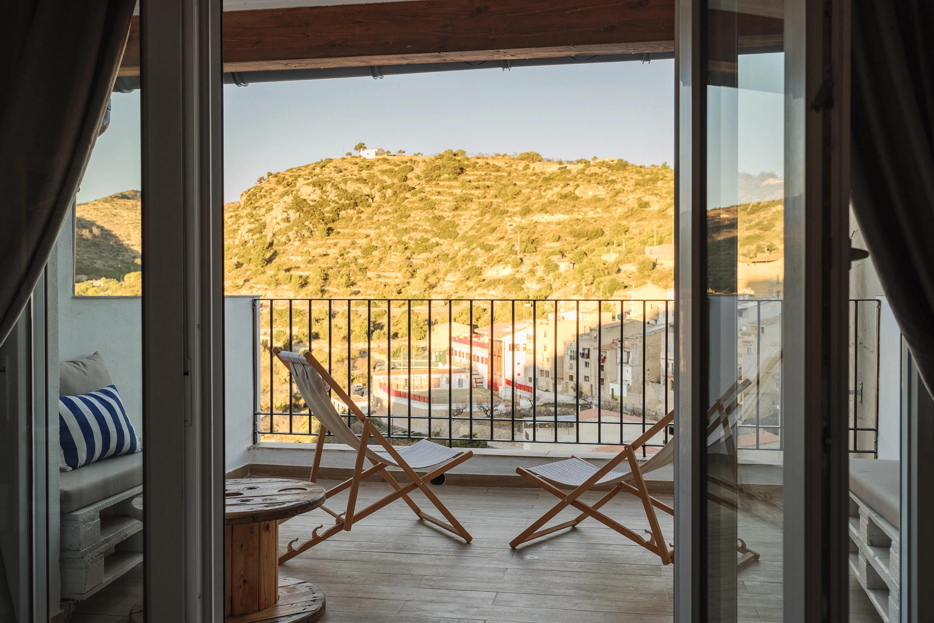 CA PELEGRÍ TERRAZA Terraza Casa rural Ca pelegrí en Les Useres Vistas montañas